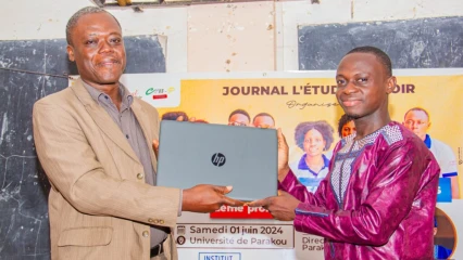REMISE D&rsquo;ATTESTATIONS AUX STAGIAIRES DE LA 2E PROMOTION DU JOURNAL L&rsquo;ÉTUDIANT NOIR : Le parrain Habib Soumanou fait don d&rsquo;un ordinateur