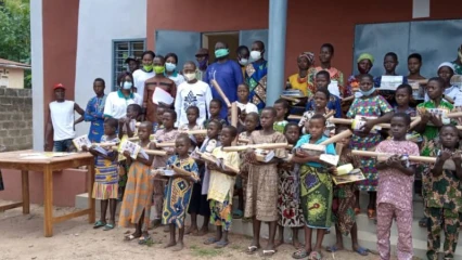 COMMUNE D’AGBANGNIZOUN : L’Ong Secours-Vie offre des kits scolaires aux apprenants démunis