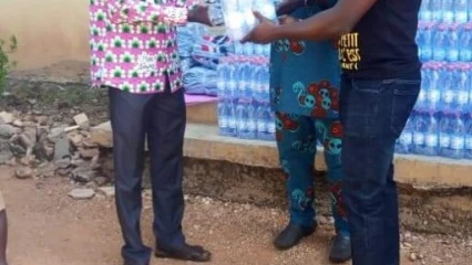 TOUR CYCLISTE DU BENIN A BOUKOMBE : Sobebra offre 100 packs d&rsquo;eau et 100 T-shirts aux écoliers de l&rsquo;Epp Koussoucoingou