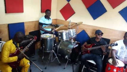 PROJET « A L’ECOLE DE LA MUSIQUE LIVE » A PARAKOU  : La salle de répétition présentée aux artistes