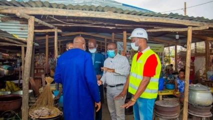 COTONOU/DIFFICULTES DANS LA RECONSTRUCTION DU COLLECTEUR D&rsquo;EAU ADJACENTE A GBEGAMEY : Gatien Adjagboni au contact des femmes du marché Ahito