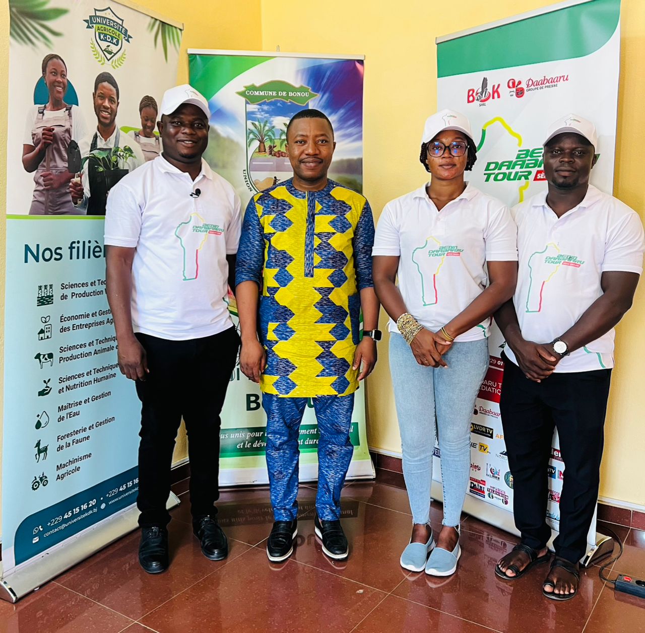 L'équipe de Bénin Daabaaru Tour et une autorité communale