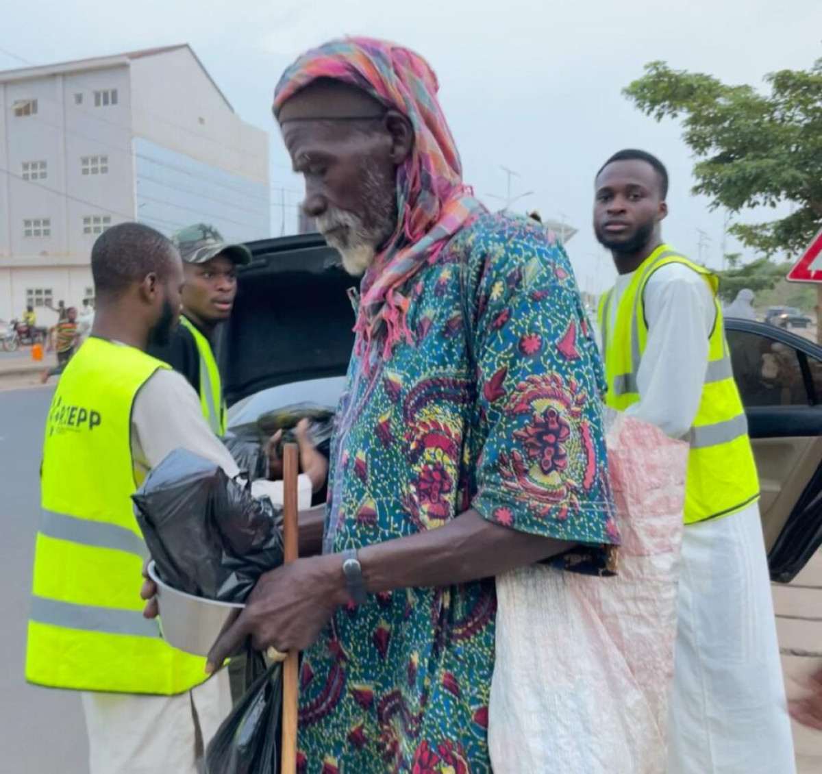 RAMADAN À PARAKOU/DON DE KITS ALIMENTAIRES : Zimé Yérima et le Rjepp volent au secours des plus démunis