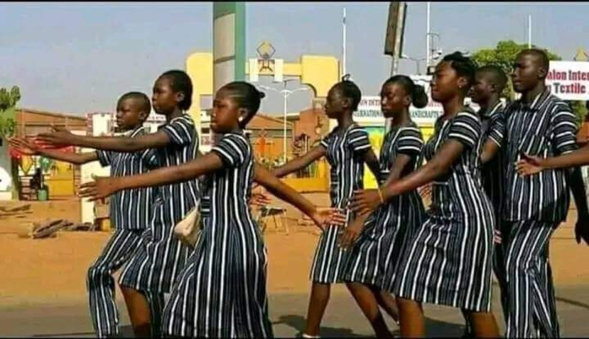 BURKINA-FASO : Le pagne tissé remplace le kaki à l’école