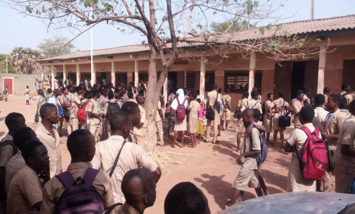 BÉNIN/SURPRIS EN PLEIN ÉBAT SEXUEL AVEC SON ÉLÈVE MINEURE DANS LA CHAMBRE DE SES PARENTS :  Un enseignant bat la maman de l&rsquo;élève et s&rsquo;échappe