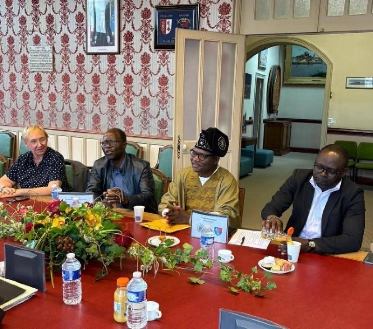 Visite diplomatique à Montrichard en France: le maire Wanvoègbè pose les bases d&rsquo;un jumelage avec Adjarra 