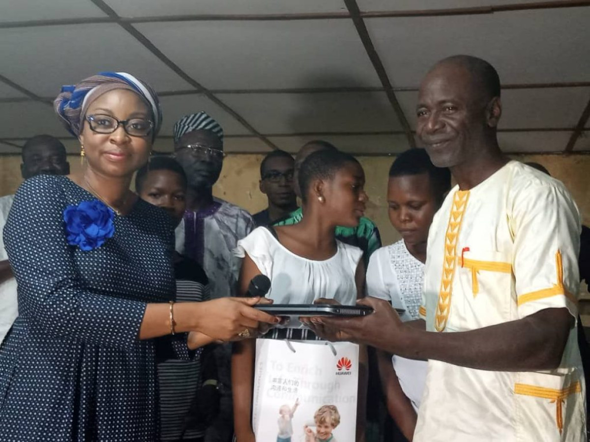 EDUCATION A PARAKOU : Aurélie Adam Soulé renforce la salle informatique du Lmb . D’importants lots de matériels informatiques offerts à son ancien lycée