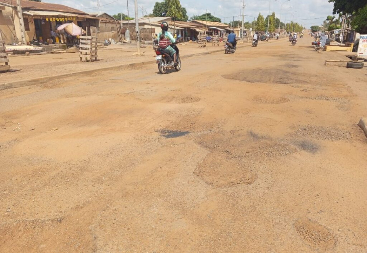 MALGRÉ LE CRI DE CŒUR DES POPULATIONS SUR SON ÉTAT DE DÉGRADATION TRÈS AVANCÉE  : Le ’’goudron Yayi Boni’’ non pris en compte par le projet asphaltage   . Faut-il lui changer de nom pour attirer le regard des autorités ?