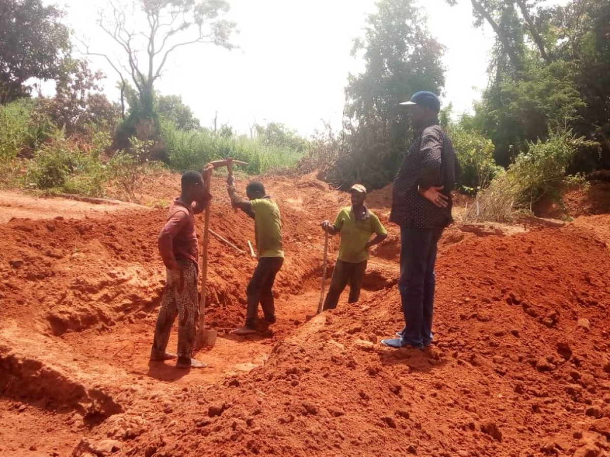 RÉAMÉNAGEMENT DE LA ROUTE ANGARADEBOU-FOUET DANS LA COMMUNE DE KANDI : Le maire Abibou Orou Gani constate l’évolution des travaux
