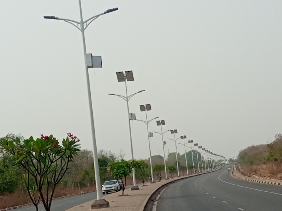 INCIVISME À PARAKOU : Des individus s&rsquo;en prennent aux panneaux solaires des grandes artères  . Les autorités fortement interpellées par les populations