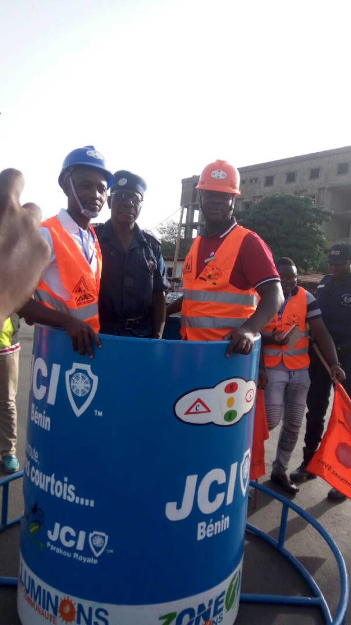 POUR LIMITER LES ACCIDENTS DANS LA VILLE DE PARAKOU : Jci Royale installe des podiums giratoires dans plusieurs carrefours