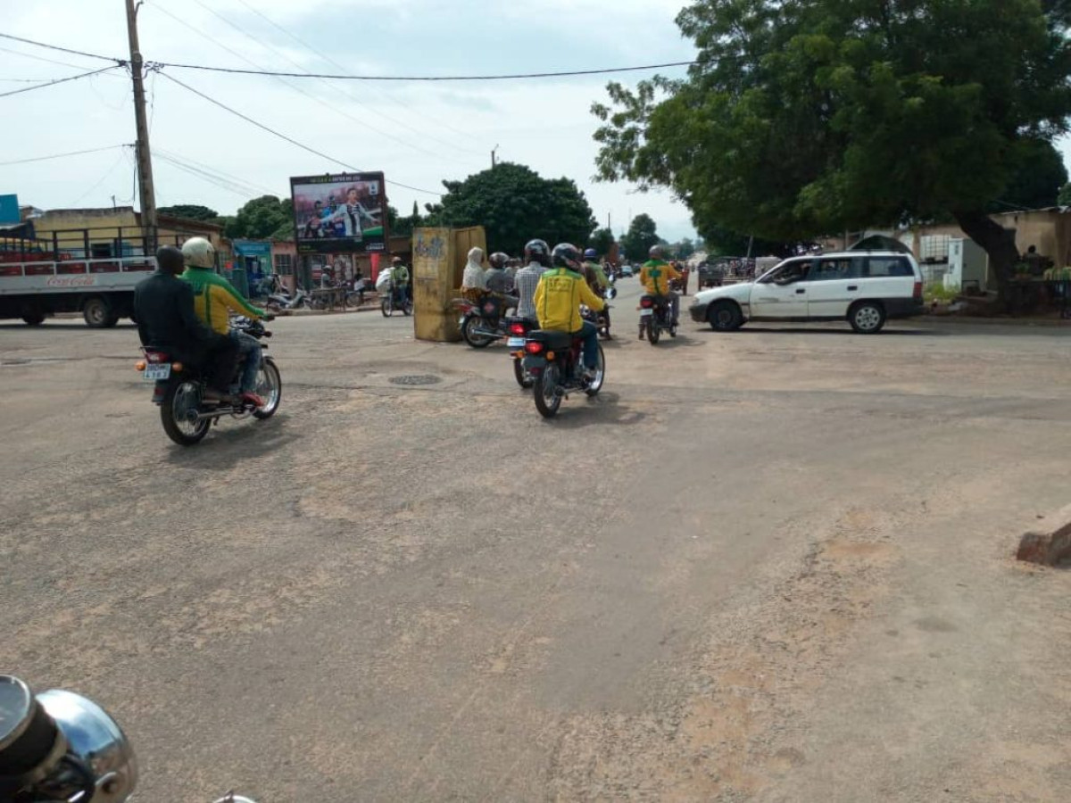 SECURITE ROUTIERE : Le sens de la priorité à droite .« Nul n’a accès à la route s’il ne connait le code de la route. », dixit Hilaire Affoukou