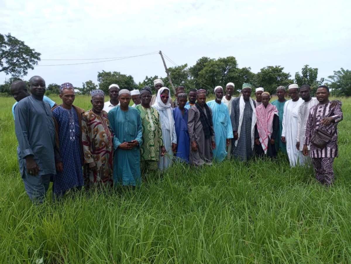 INSTALLATION DES PARCELLES FOURRAGÈRES A NIKKI : Gered Ong travaille au côté des acteurs