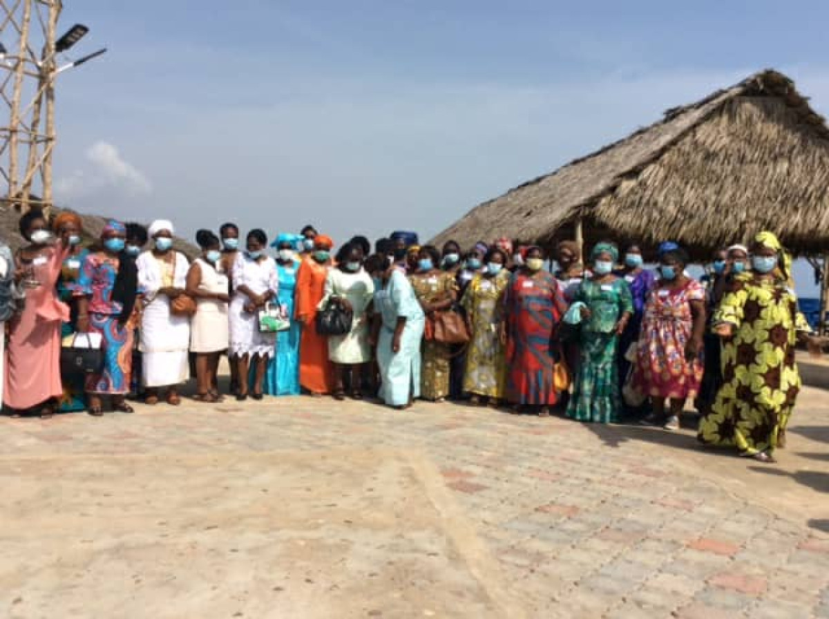 ASSEMBLÉE GÉNÉRALE CONSTITUTIVE DES ANCIENNES ÉLÈVES DU LYCÉE HOUFFON D’ABOMEY : Le creuset « Femme, fierté Houffon » porté sur les fonds baptismaux . Philomène Aboudou, présidente élue du creuset