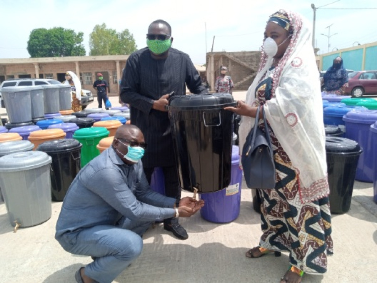 OPERATION DE DISTRIBUTION DE MASQUES ET DE DISPOSITIFS DE LAVAGE DES MAINS À PARAKOU : Toko, Adambi et Gbadamassi donnent un coup de poing au Covid-19  . L’artisanat local promu