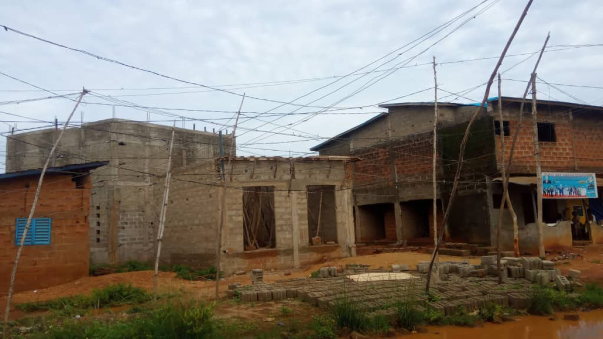 RISQUES D’ELECTROCUTION A AKPRO-MISSERETE : Les habitants du quartier Abogomè sous le coup du danger . Le maire Joseph Hounkanrin appelé à réagir