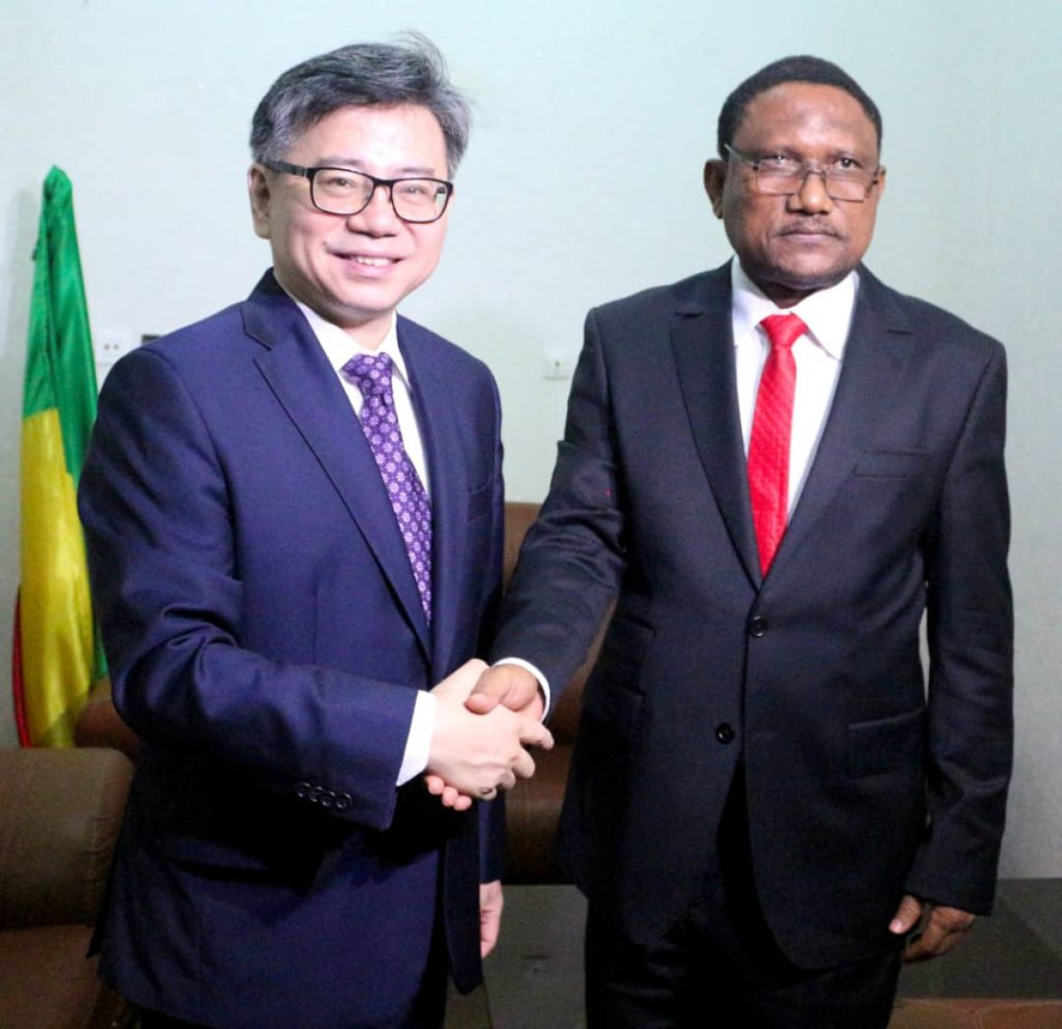 VISITE DE L&rsquo;AMBASSADEUR DE LA CHINE AU PRÉSIDENT DE LA HAAC  : La formation des journalistes au cœur des échanges