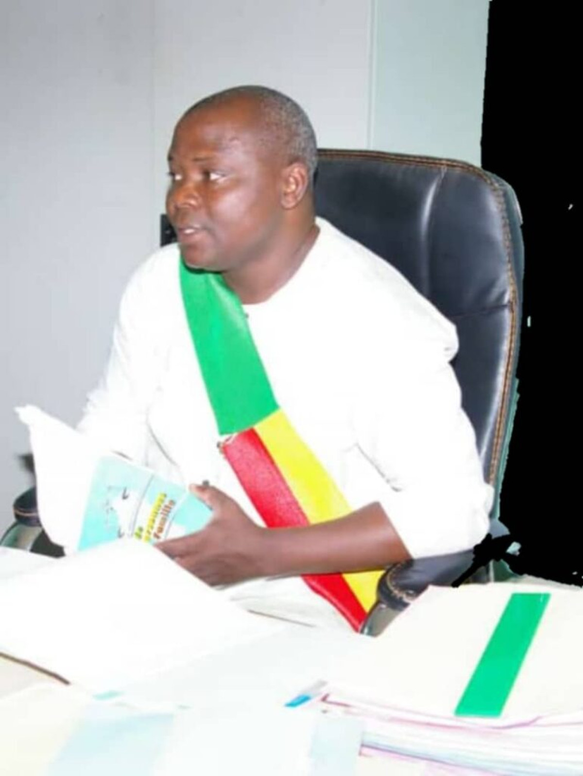 LUTTE CONTRE LA COVID-19 À LA COUR ROYALE DE TCHATCHOU : Le Ca Joël Domagui offre des dispositifs de lave main