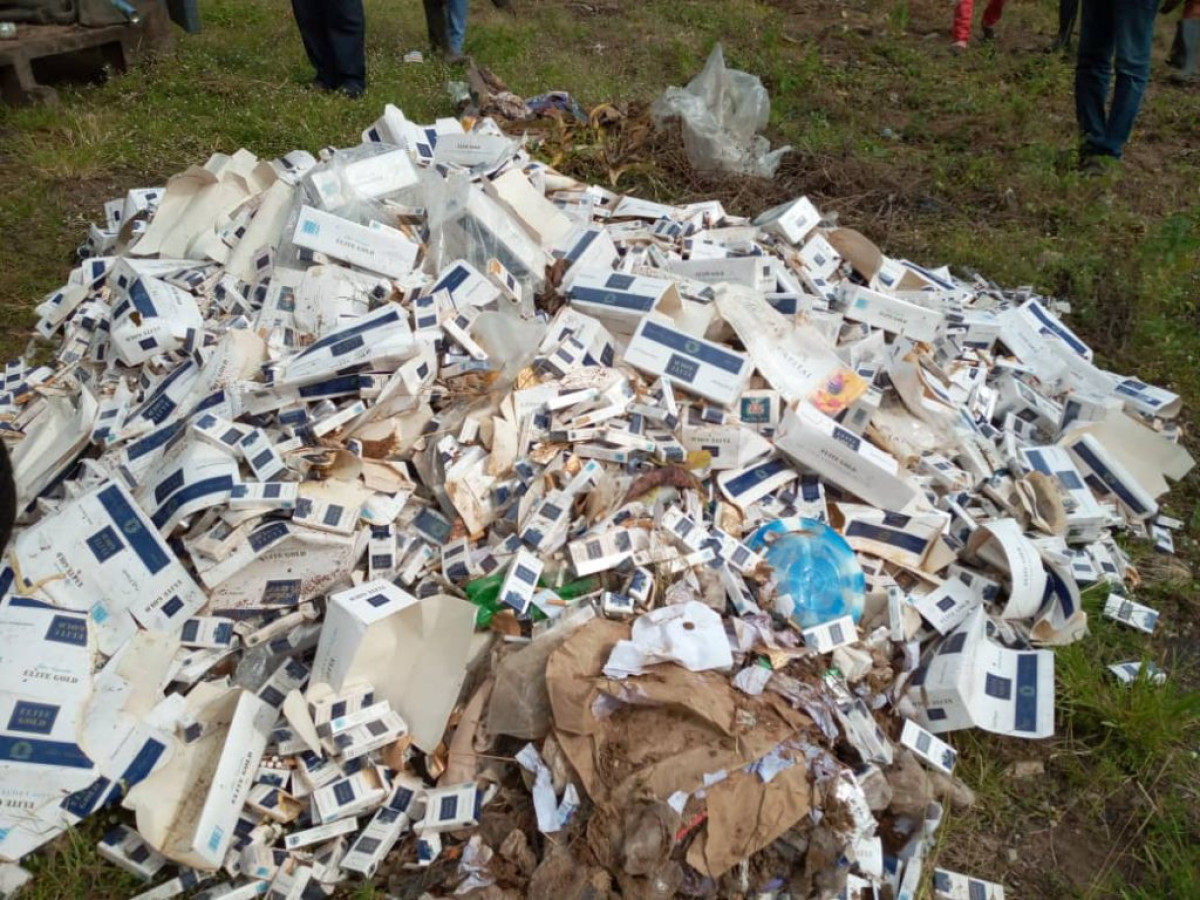 POLLUTION ENVIRONNEMENTALE A PARAKOU : Des paquets de cigarettes avariées déversées en plein air . Des élèves exposés à l’intoxication