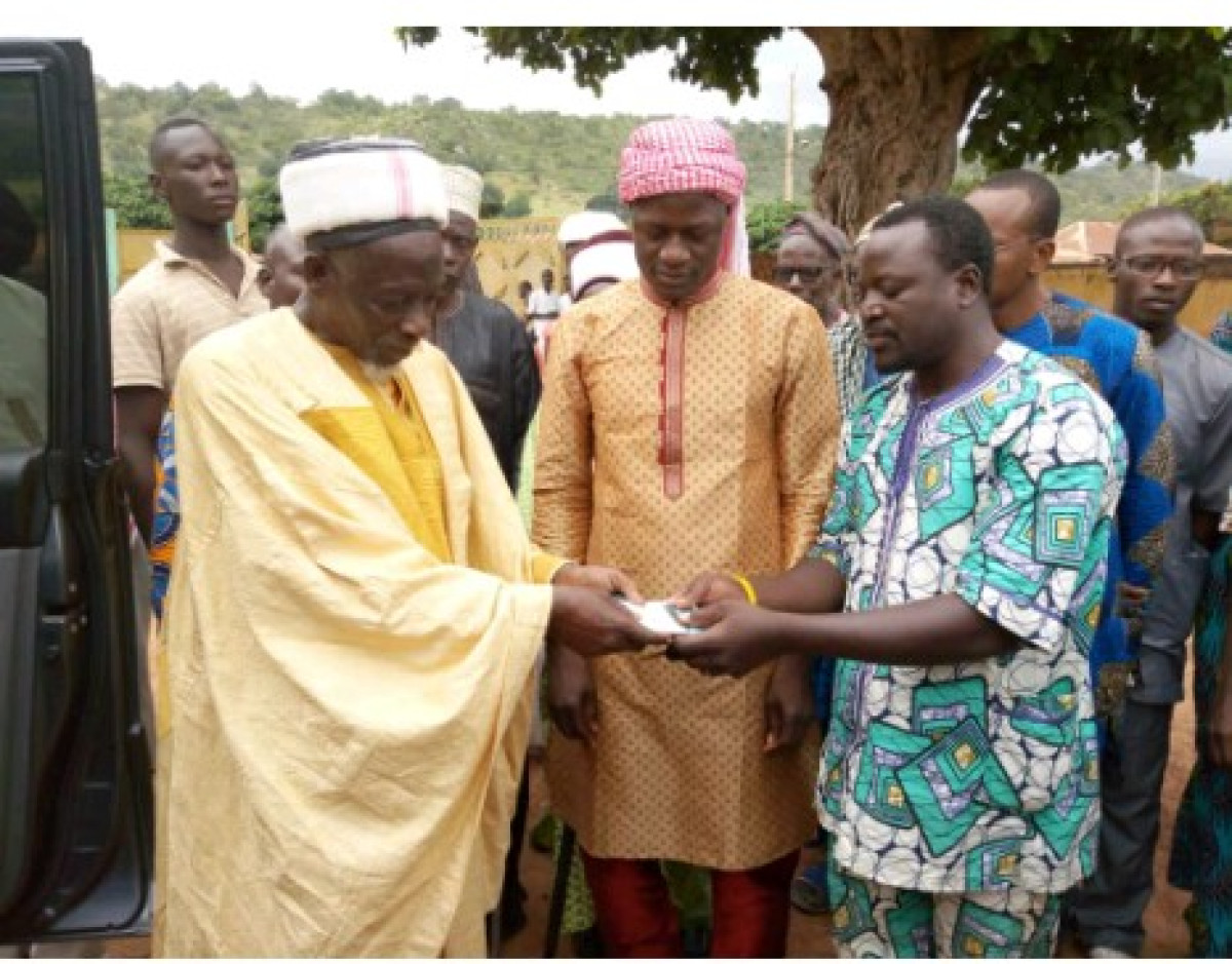 GESTE DE GÉNÉROSITÉ DE L&rsquo;HE ABDOULAYE GOUNOU À KOUANDÉ   : Sa majesté Bagana Sorou II reçoit un véhicule flambant neuf