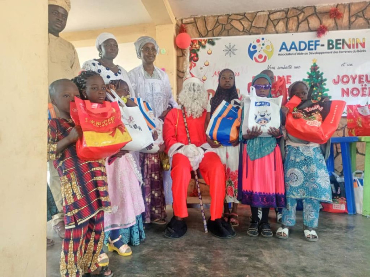 ACTIONS DE L&rsquo;ONG AADEF-BENIN À PARAKOU : L&rsquo;He Mariama Baba Moussa en mère Noëlle inonde 250 enfants de cadeaux