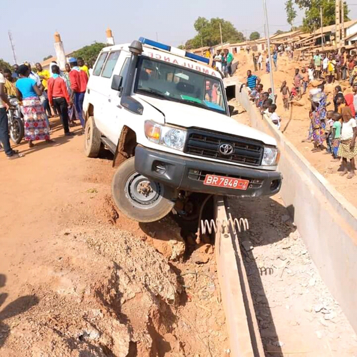 ACCIDENT DE ROUTE A BASSILA : Une ambulance termine sa course dans un caniveau et le malade décède