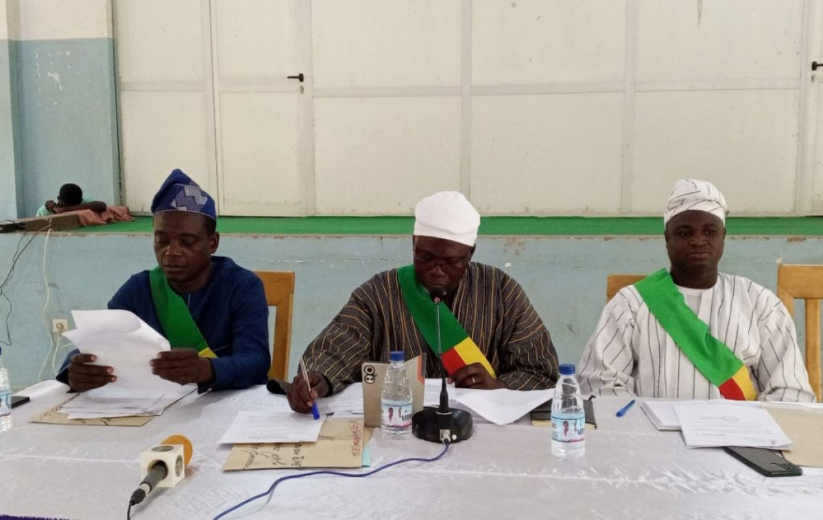 ACQUISITION DE LAMPADAIRES ET DE MOBILIERS SCOLAIRES A PARAKOU : Le conseil municipal autorise le virement de crédit