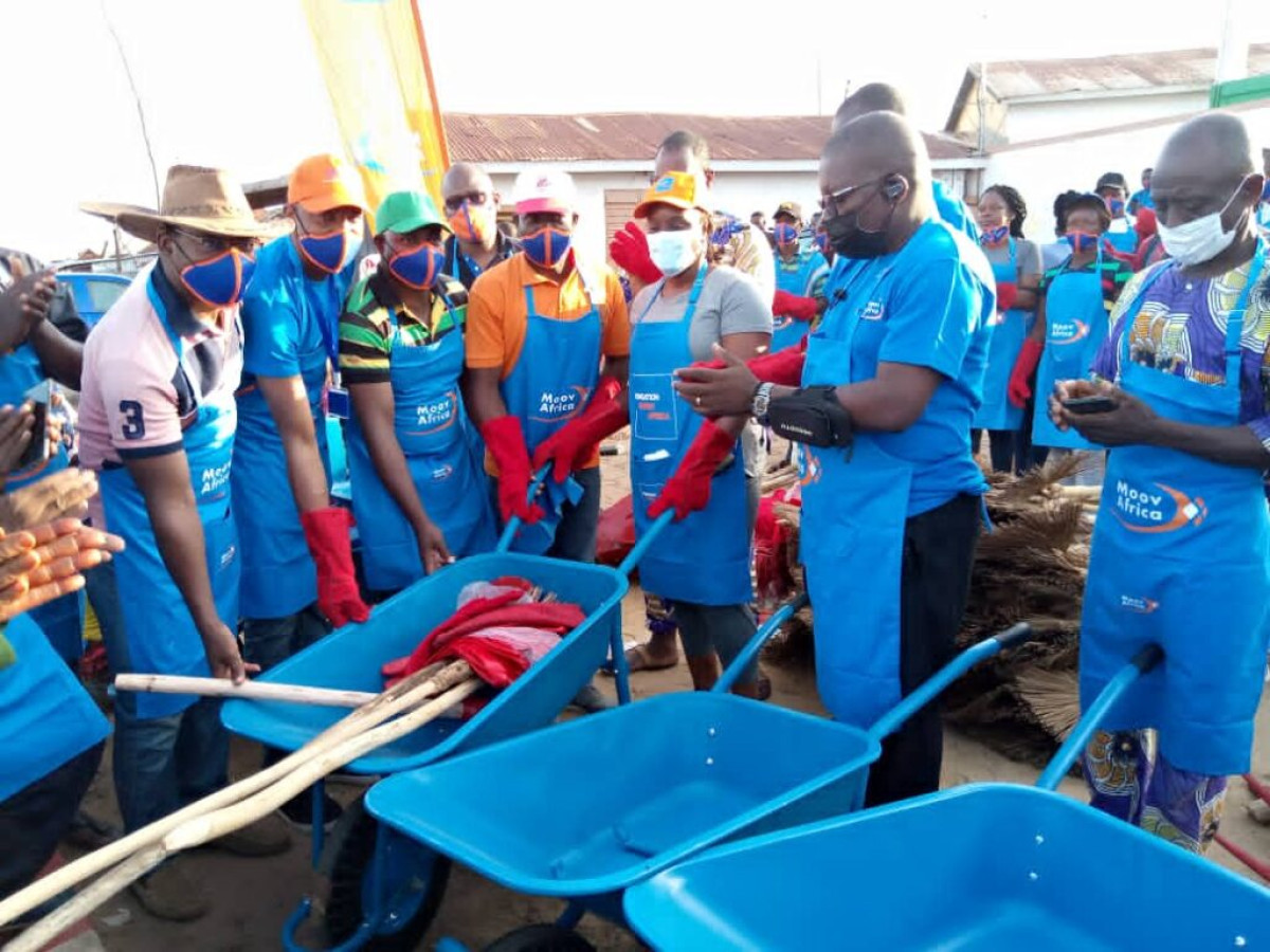 APRES AVOIR OFFERT UN IMPORTANT LOT DE MATERIEL A LA COMMUNE DE DJOUGOU : La Fondation Moov Africa assainit plusieurs rues de Djougou . Plus qu&rsquo;une compagnie de téléphonie mobile, Moov Africa, une entreprise eco-citoyenne