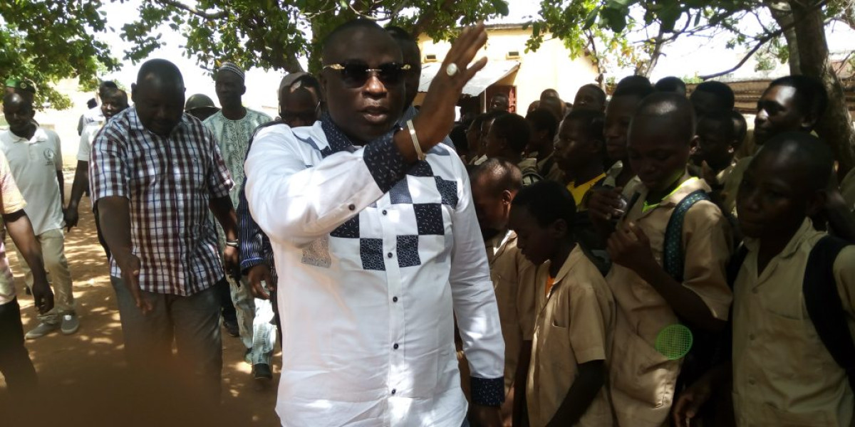 ÉDUCATION À PARAKOU : L&rsquo;He Gbadamassi fait don de tables-bancs au collège Okédama