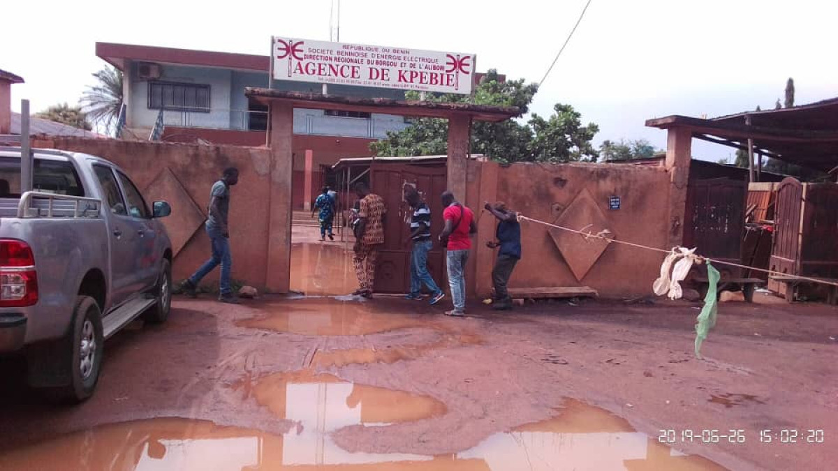 SBEE/AGENCE KPÉBIÉ DE PARAKOU : Des flaques d’eau empirent le calvaire des clients
