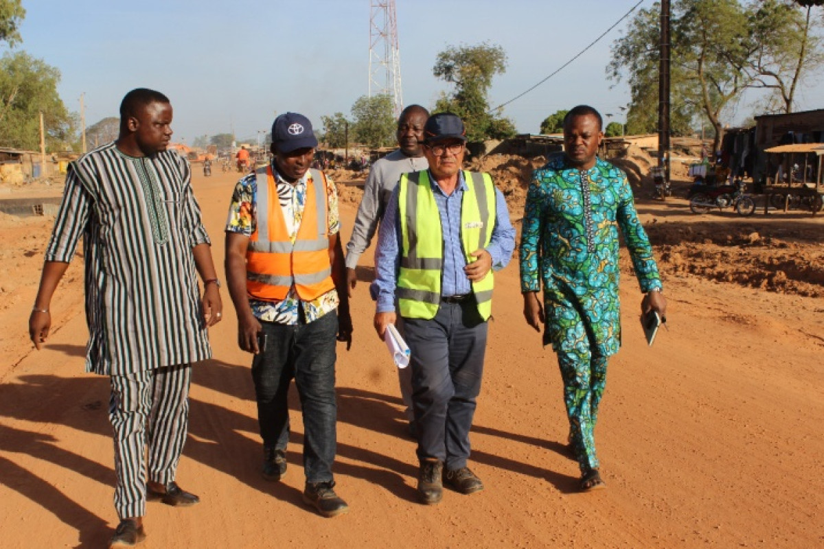 CONSTRUCTION DE LA ROUTE BANIKOARA-KÉRÉMOU-FRONTIÈRE BURKINA-FASO : Le maire Bio Sarako Tamou constate l&rsquo;évolution des travaux