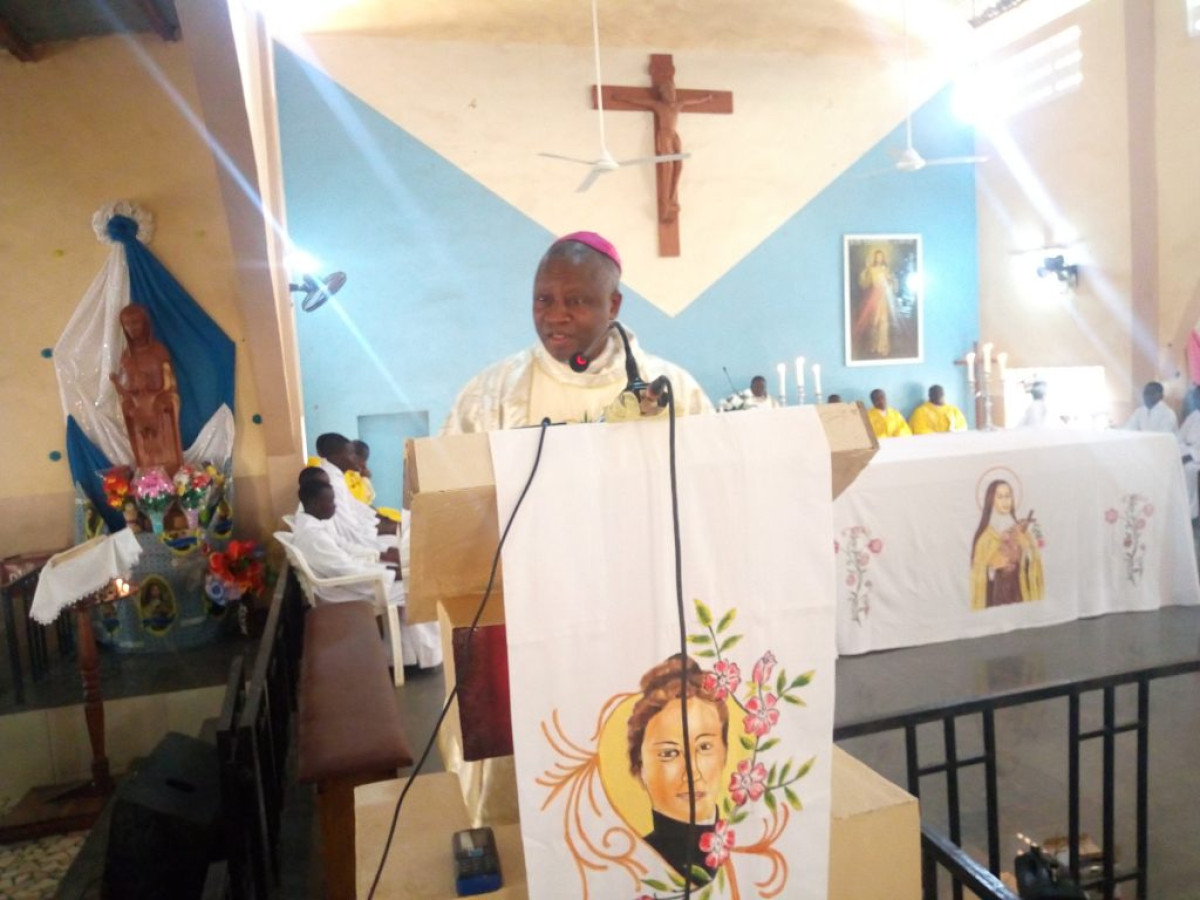JUBILÉ D&rsquo;ETAIN A L&rsquo;EGLISE CATHOLIQUE SAINTE THÉRÈSE DE L&rsquo;ENFANT JÉSUS DE PARAKOU : Monseigneur Pascal N&rsquo;Koué appelle à l&rsquo;union des familles