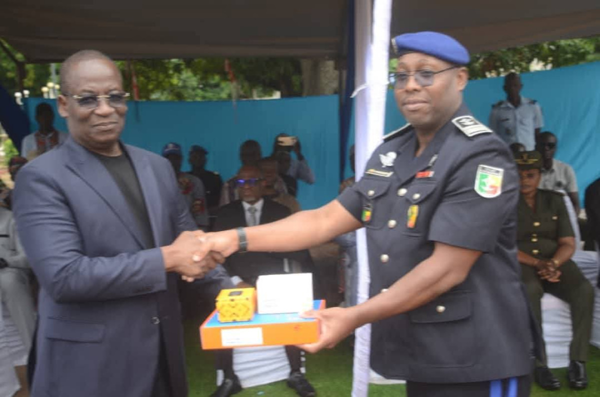 Remise d'équipements aux communes, commissariats et radios du projet Pacoso Pev/Lct: le Pnud et le Pays-Bas appuient des communautés