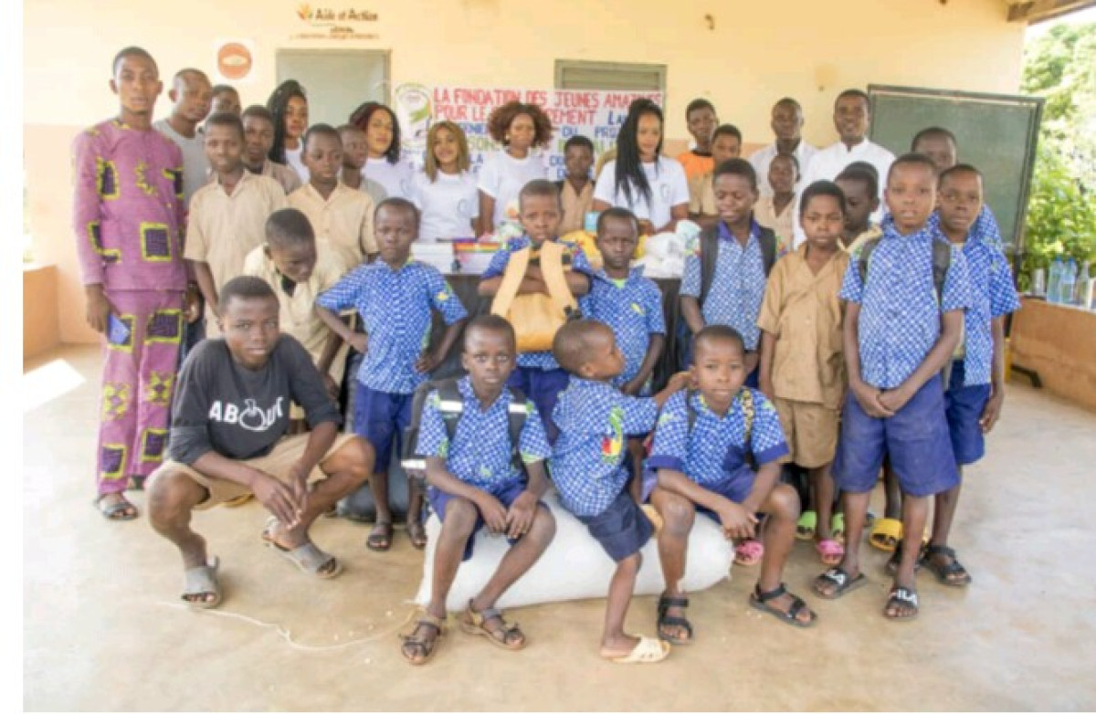 DONS DE VIVRES ET MATERIELS PAR L’ONG-FJAD À PARAKOU : Benedicta Aloakinnou sauve les enfants nécessiteux
