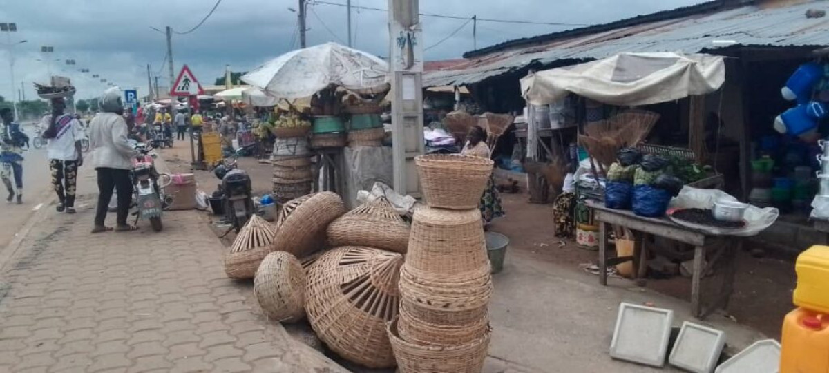 INSTALLATION DE COMMERCES AUX ABORD DES VOIES À PARAKOU : Quand la quête de la pitance expose à de gros risques