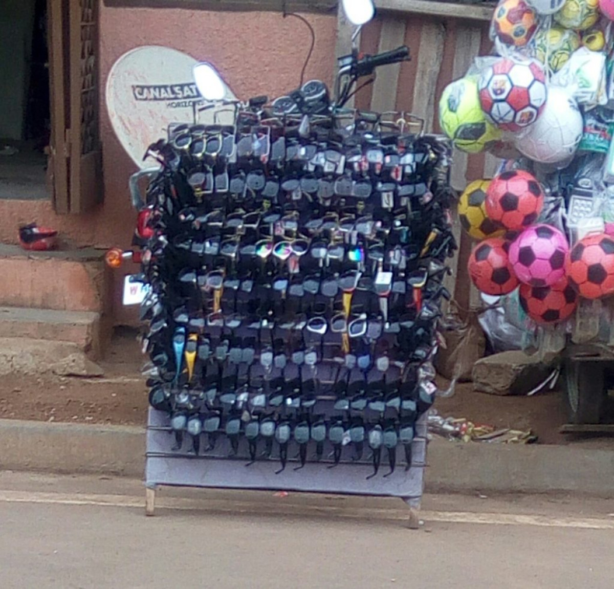 USAGE DES LUNETTES NON PRESCRITES  :  De la quête de la mode à la perte de vue