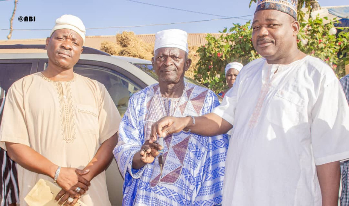 Don d'un véhicule au roi de Banikoara: Sarako Tamou honore Sa Majesté Nansounon Tantamin II