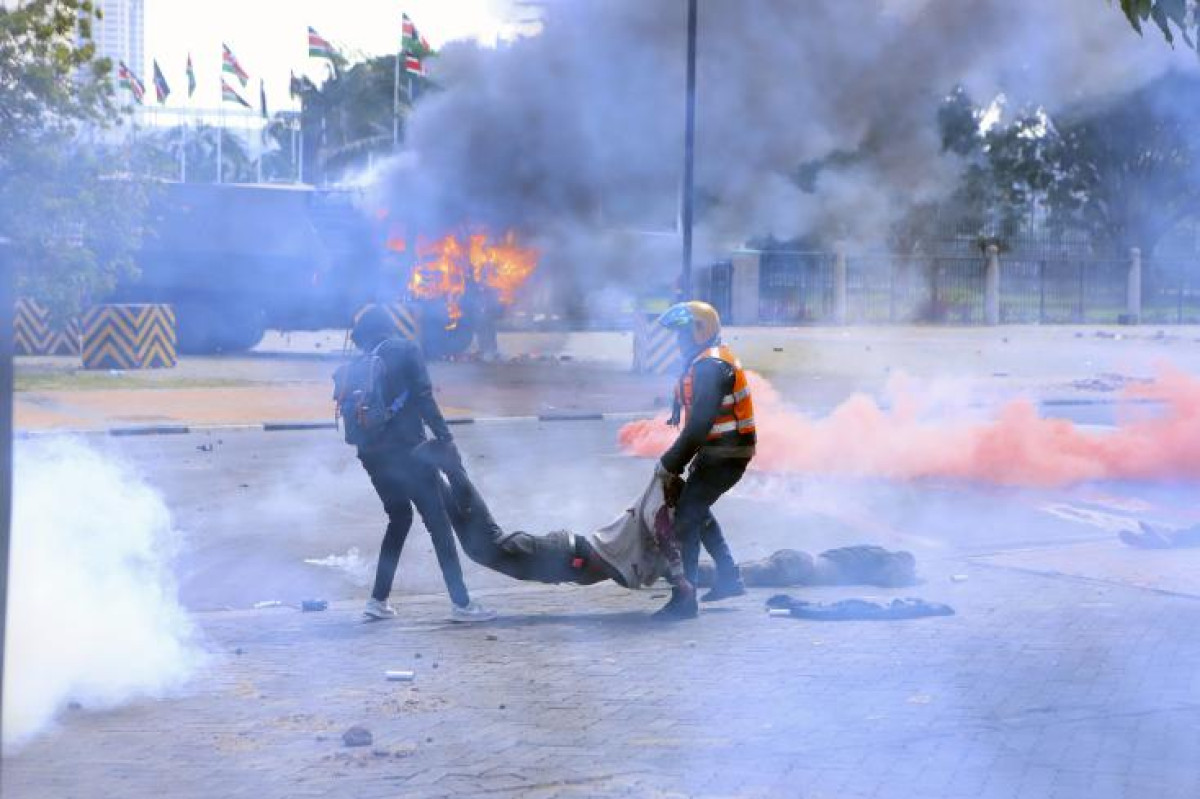 EN COLÈRE CONTRE L&rsquo;AUGMENTATION DES TAXES : La population kényane incendie le parlement . Au moins 5 morts et près de 40 blessés