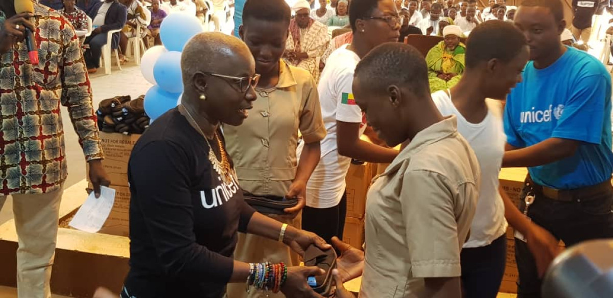 POUR ENCOURAGER LA SCOLARISATION DES FILLES : L&rsquo;Unicef et la Fondation Batonga font don de chaussures aux adolescentes