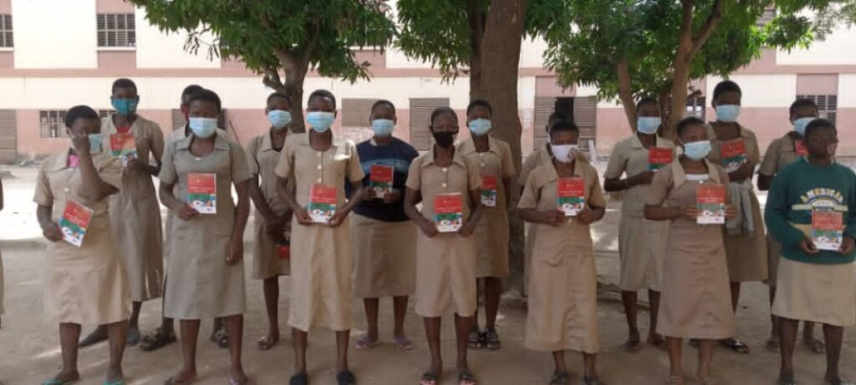 PROMOTION DES SERIES SCIENTIFIQUES DANS LES ETABLISSEMENTS SECONDAIRES DE PARAKOU :  La Fondation Hystérésis distribue des bréviaires aux élèves filles des collèges