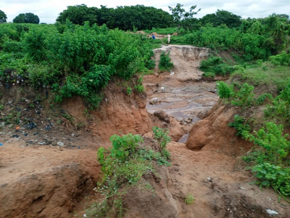 INCIVISME À PARAKOU : Le ramassage de sable accentue l&rsquo;érosion à Tourou