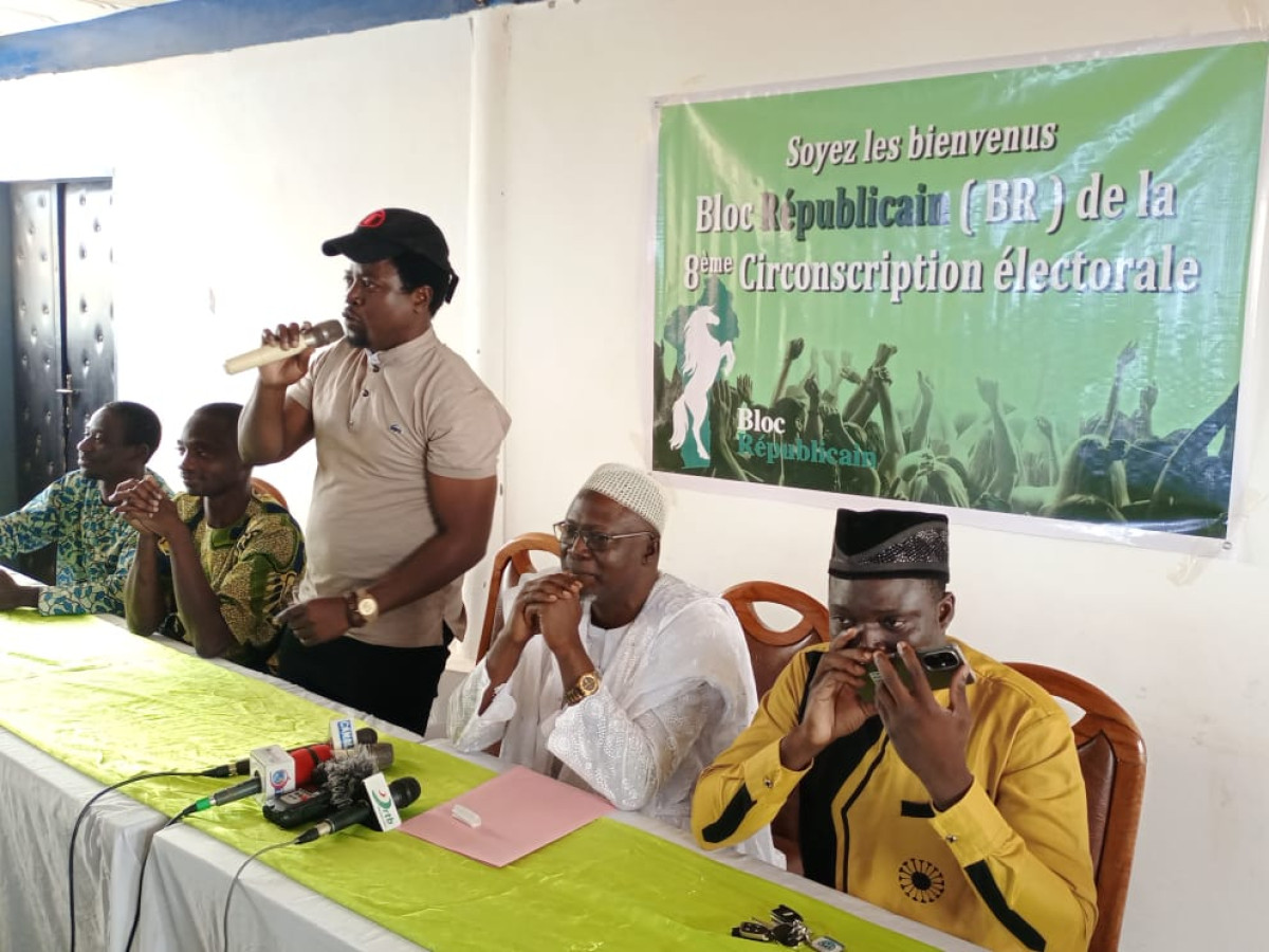 PARAKOU : Sous l’arc-en-ciel, le Br arrache des branches du baobab