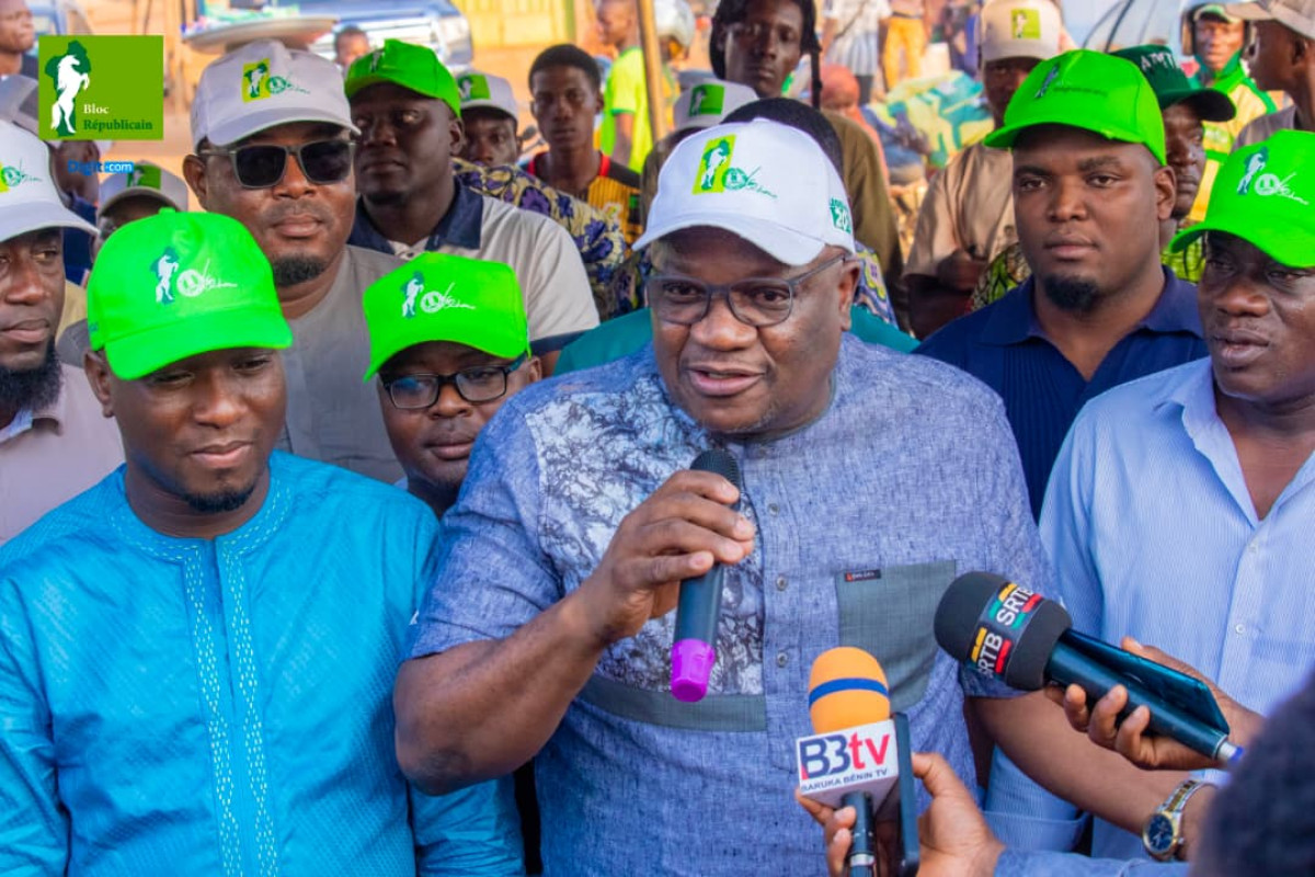 Parakou/Géant meeting pour les élections municipales: les acteurs du parc d'Albarika soulèvent Charles Toko et saluent un homme de vision