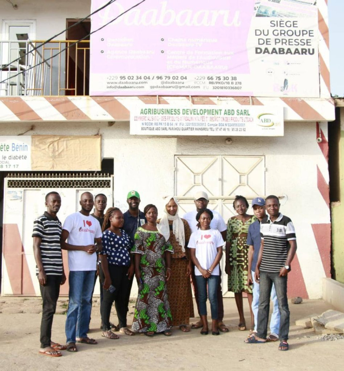 À PARAKOU DANS LE CADRE DE SON FESTIVAL SOSSI PALÈ : L&rsquo;artiste Ya-Salam visite les locaux du groupe de presse Daabaaru