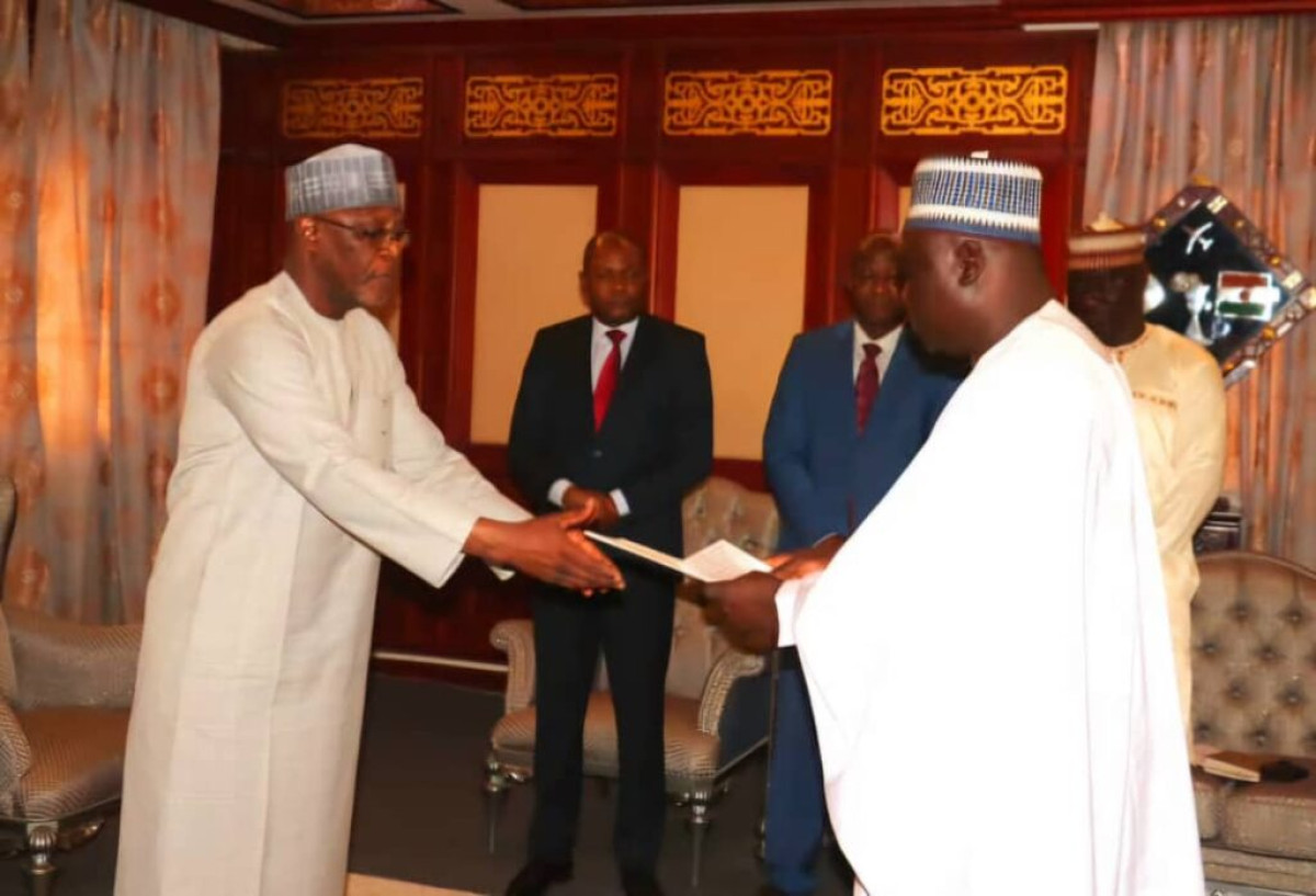 UN AN APRÈS SA NOMINATION  : L&rsquo;ambassadeur du Bénin au Niger présente enfin les copies figurées de ses lettres de créance   . Vers la normalisation de la relation entre les deux pays 