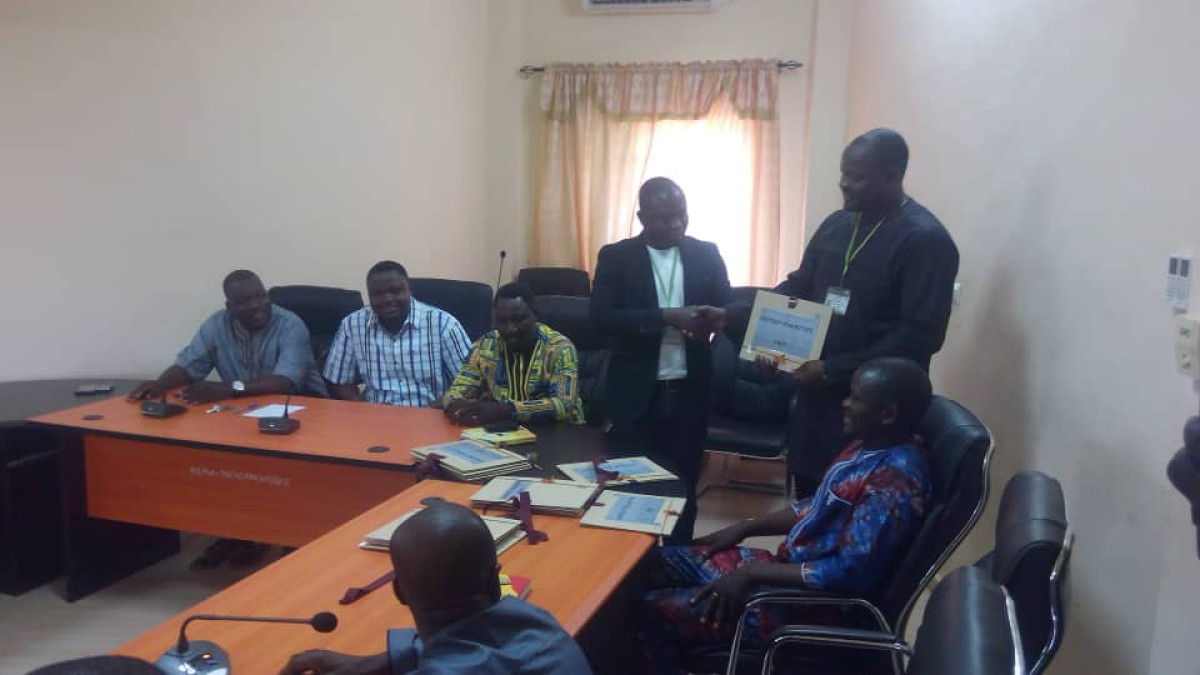 GOUVERNANCE LOCALE A BANIKOARA, Bio Sarako Tamou remet des lettres de mission à ses collaborateurs