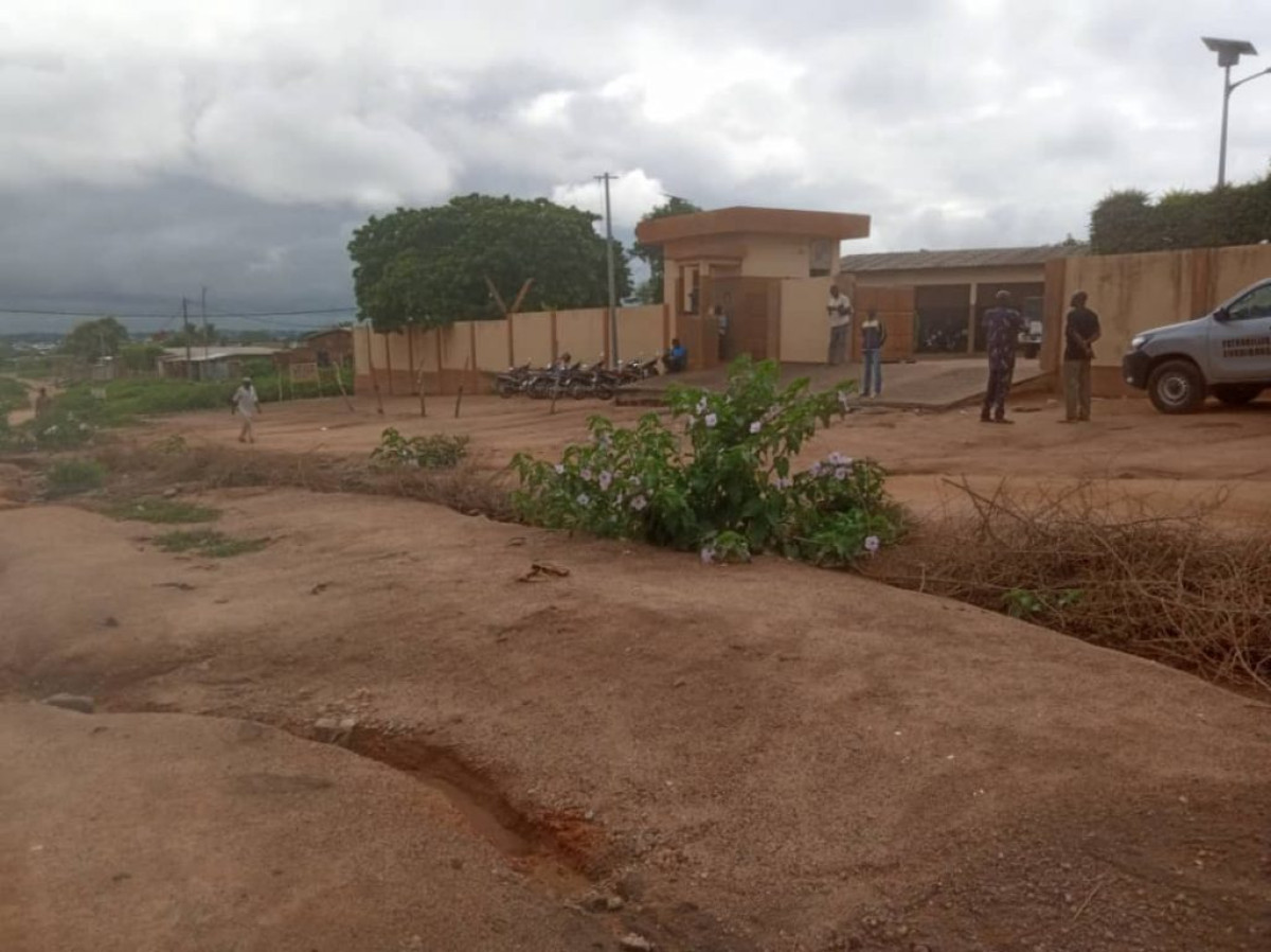 IMPRATICABILITE DE LA ROUTE D&rsquo;ACCÈS AU COMMISSARIAT DE TIBONA A PARAKOU :  Le génie béninois appelé au secours