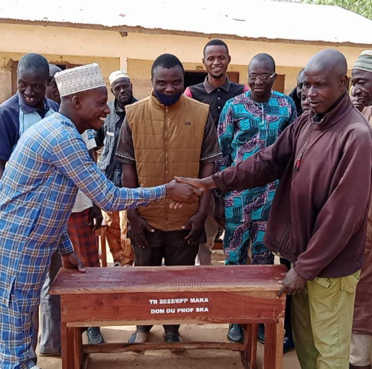 KOUANDE/DON DE TABLE-BANCS A L&rsquo;EPP MAKA : Le prof Sounon Kpéra Abdoulaye (Ska) soulage les peines des apprenants