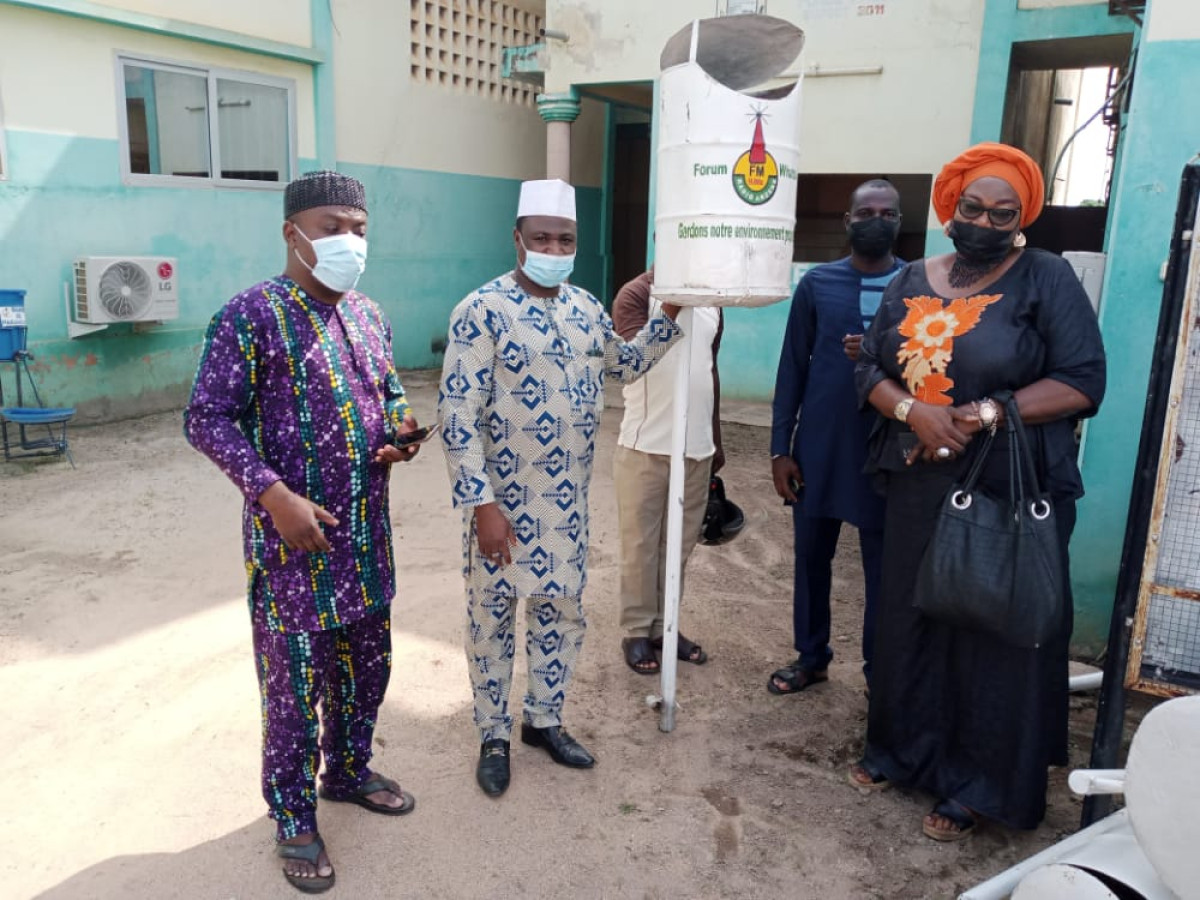 ACTION CITOYENNE A PARAKOU : Le forum WhatsApp « Emission Arzekè Fm » fait don de 25 poubelles à la mairie