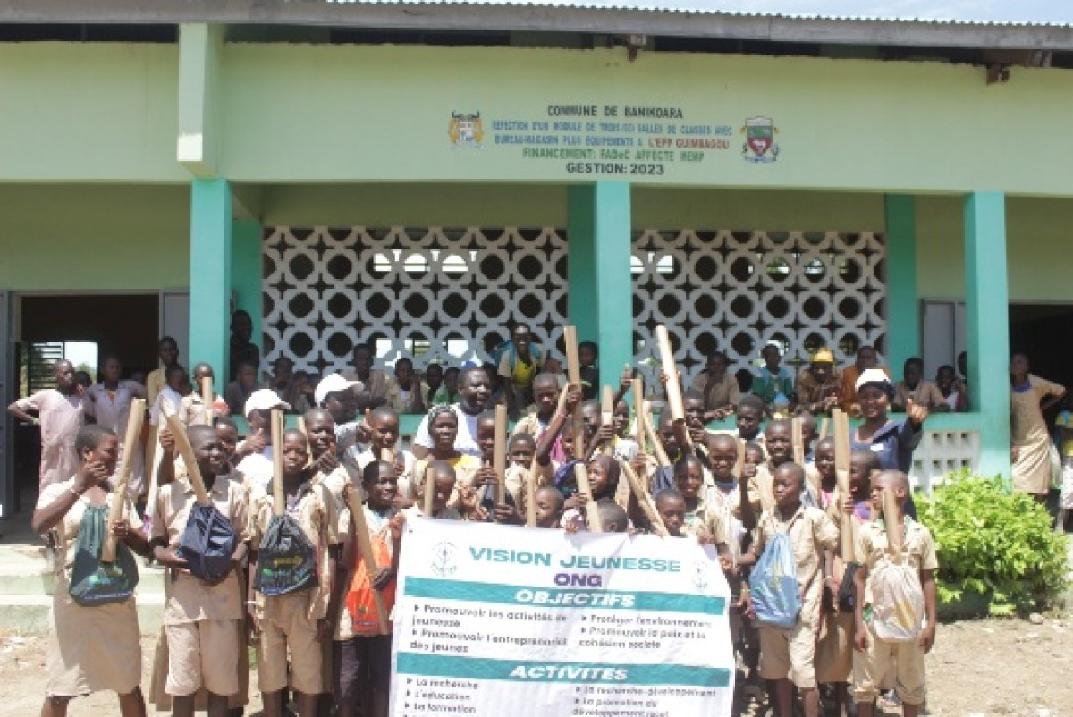 Banikoara/Grâce à Vision jeunesse ong et Sustainable développement: des écoliers de Guimbagou et Mekrou Yinyin reçoivent de kits scolaires